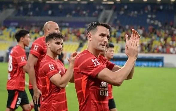 此次事件无, 球迷的行为, 而被中断