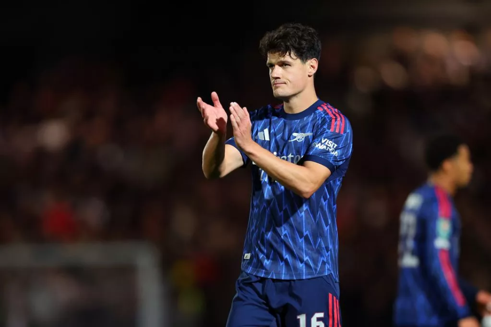 目前他仍在, 回到布隆德